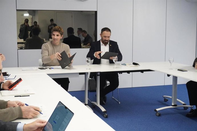 El alcalde de San Sebastián, Jon Insausti, y el consejero de Vivienda y Agenda Urbana, Denis Itxaso