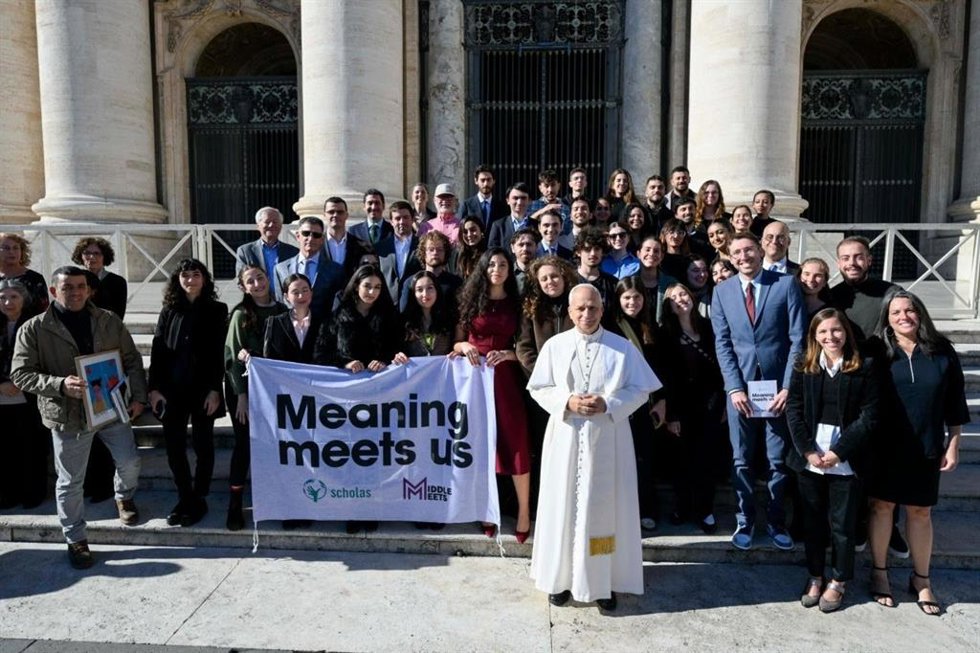 El Papa León XIV con jóvenes israelíes y palestinos del programa Meaning meets us de Scholas Ocurrentes.