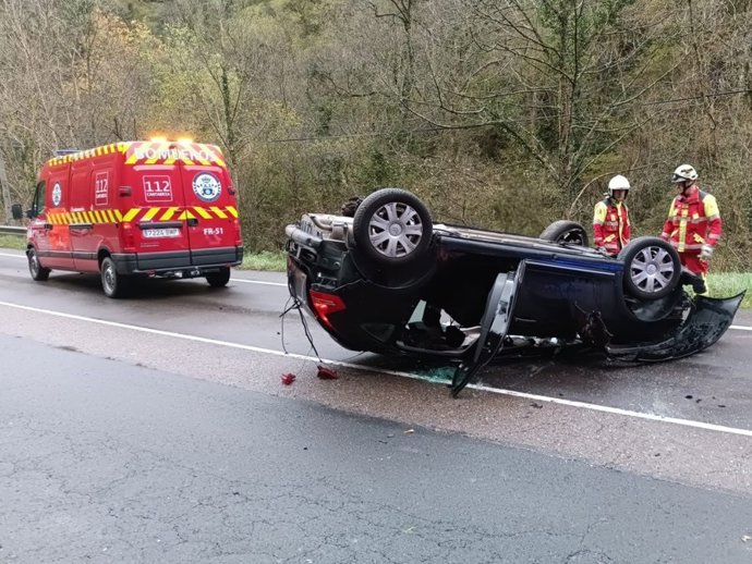 Dos heridos trasladados tras el vuelco de un vehículo en la CA-142 en Saro