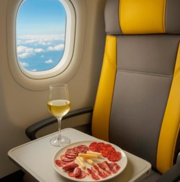 Vueling eleva la experiencia a bordo con jamón ibérico de Enrique Tomás