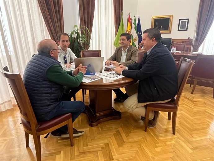 Reunión sobre el Campeonato del Mundo de Parapente previsto en Pegalajar.