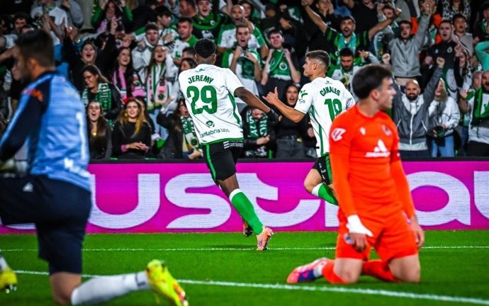 Los jugadores del Real Racing Club Yeremy Arévalo y Peio Canales celebrando un gol ante la Real Sociedad B.