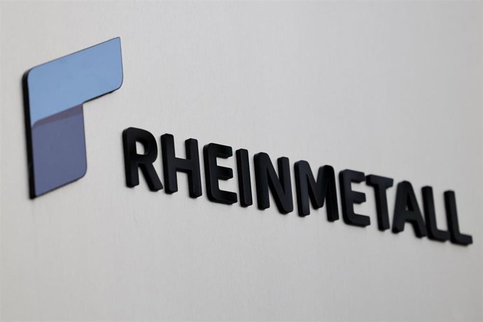 Archivo - FILED - 26 April 2022, North Rhine-Westphalia, Duesseldorf: The Rheinmetall logo on the Rheinmetall building in Düsseldorf. Germany's biggest arms manufacturer, Rheinmetall, has won a contract to supply the Skyranger air defence system to Austri