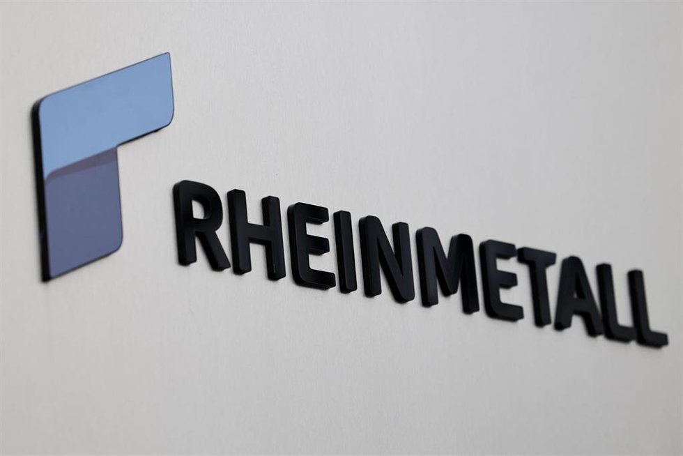 Archivo - FILED - 26 April 2022, North Rhine-Westphalia, Duesseldorf: The Rheinmetall logo on the Rheinmetall building in Düsseldorf. Germany's biggest arms manufacturer, Rheinmetall, has won a contract to supply the Skyranger air defence system to Aust