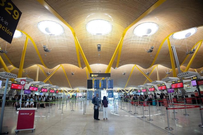 Archivo - Varias personas con maletas, en la terminal 4 del aeropuerto Adolfo Suárez Madrid-Barajas, a 24 de julio de 2025, en Madrid (España). 