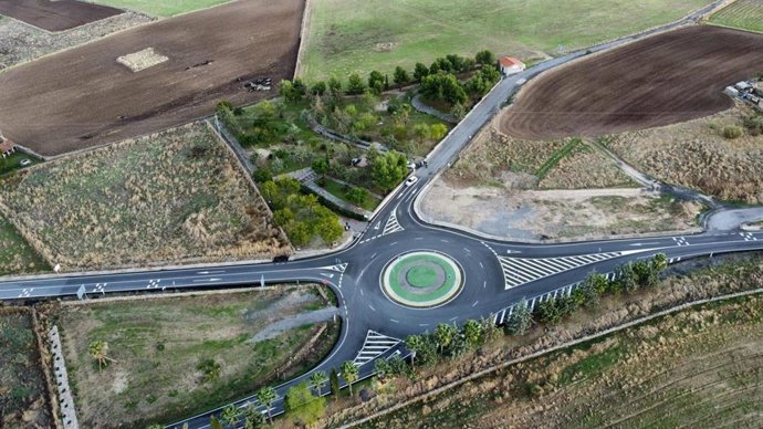 Vista aérea de la nueva glorieta construida para mejorar la seguridad vial en el acceso a Añora por la carretera A-3177.