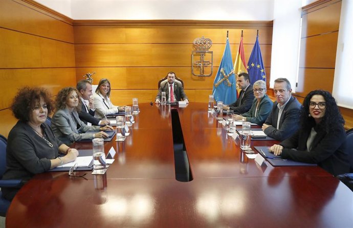 El presidente del Principado de Asturias, Adrián Barbón (en la cabecera de la mesa en la imagen), preside la reunión semanal del Consejo de Gobierno.