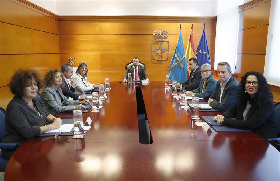 El presidente del Principado de Asturias, Adrián Barbón (en la cabecera de la mesa en la imagen), preside la reunión semanal del Consejo de Gobierno.