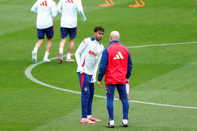 Archivo - Luis de la Fuente, head coach of Spain and Lamine Yamal of Spain talking during a training session prior to the Spanish national soccer team's UEFA Nations League matches at Ciudad del Futbol on October 8, 2024, in Las Rozas, Madrid, Spain.