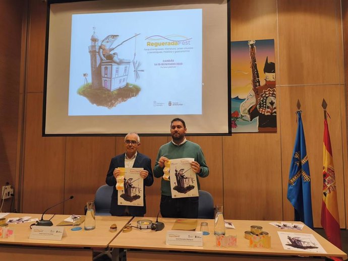 El director general de Acción Cultural y Normalización Llingüística, Antón García, y el concejal de Cultura de Carreño, David González, durante la presentación del evento.