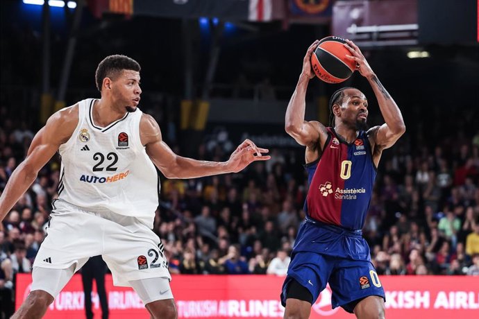 Archivo - Kevin Punter y Edy Tavares durante el último Barça-Real Madrid de Euroliga