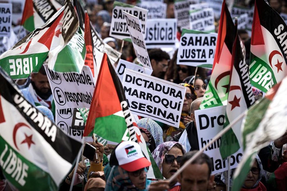 Archivo - Varias personas durante una manifestación por la autodeterminación del Sahara Occidental, a 16 de noviembre de 2024, en Madrid (España).