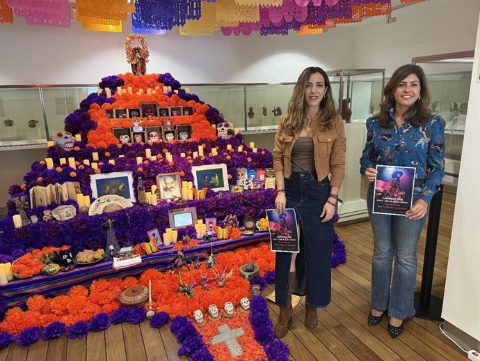 La concejala de Cultura, Jésica Trujillo, ha presentado el desfile en una rueda de prensa celebrada en el Museo de Arte Precolombino Fellipe Orlando donde se exhibe un Altar de Muertos mexicano dedicado al fundador de este espacio cultural.