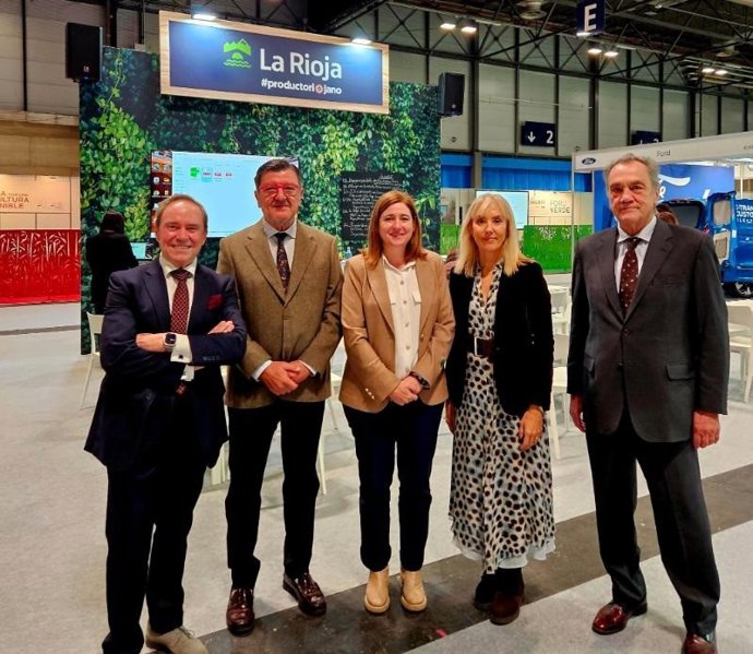 La consejera de Agricultura, Ganadería, Mundo Rural y Medio Ambiente, Noemí Manzanos, junto con la directora general de Agricultura y Ganadería, María Jesús Miñana, asiste a la inauguración de Salón de la Agricultura y Ganadería-Expo SAGRIS