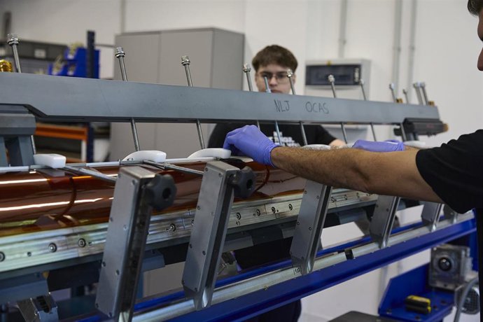 Archivo - Maquinaria industrial y herramientas para el tratamiento y la producción de imanes y otros productos, en el Laboratorio de Imanes de Alto Campo SMART-Lab, en el Centro de Investigaciones Energéticas, Medioambientales y Tecnológicas (CIEMAT)