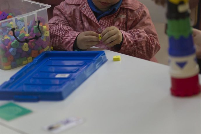 Archivo - Una niña en un colegio.