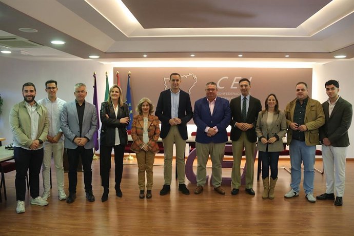 Miembros del PSOE y de la CEJ que han asistido a la reunión.