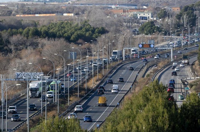 Archivo - Decenas de coches en la A-3, a 27 de diciembre de 2024, en Madrid (España). 