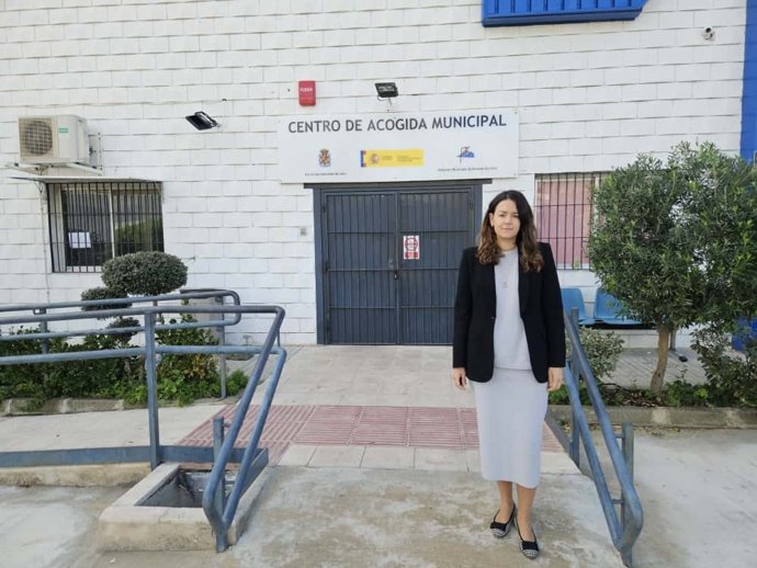 María Segovia frente al Centro de Acogida Municipal