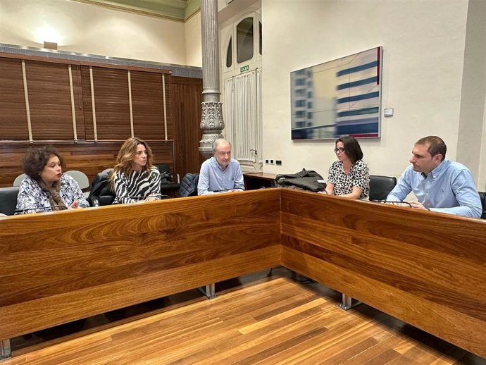 El secretario general de Foro y portavoz parlamentario, Adrián Pumares, durante su reunión con la Junta de personal docente e investigador de la Universidad de Oviedo.