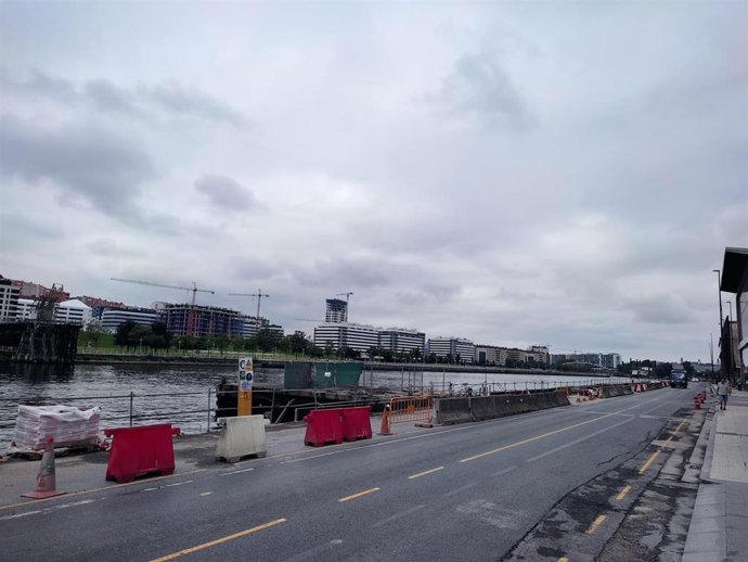 Carretera junto a la ría de Bilbao