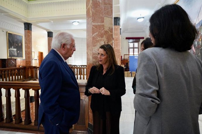 La concejala delegada de Participación Ciudadana, Migración, Acción Exterior y Cooperación al Desarrollo, Mar Torres, junto al presidente de la Ciudad Autónoma de Melilla, Juan José Imbroda, ha participado este jueves en la primera jornada del foro.