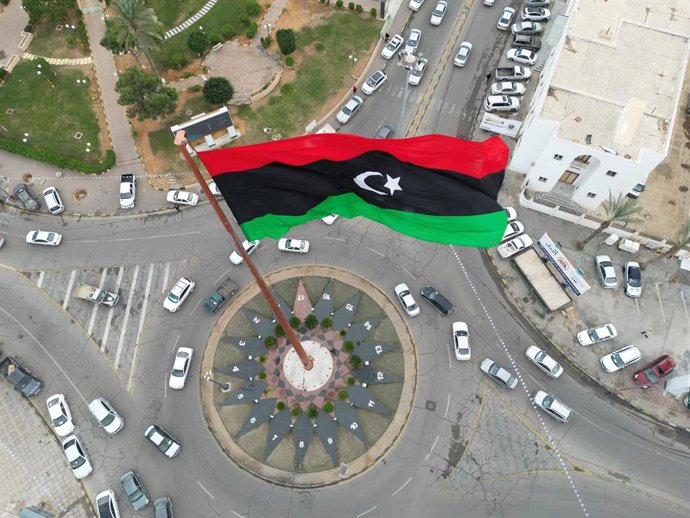 Archivo - 21 de dezembro de 2022, Qab?lat al Maq?abah, Sha'b?yat Mi?r?tah, Líbia: (NOTA DO EDITOR: Imagem tirada por um drone).Bandeira da Líbia tremula no centro da cidade de Misrata, Líbia.