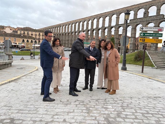 Sanz Merino visita las obras en el Paseo de Santo Domingo.