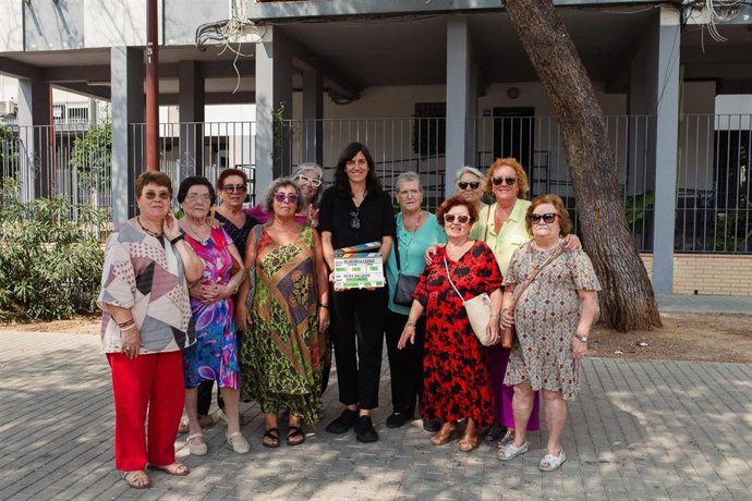 Vecinas junto a Reyes Gallegos, la directora del documental 'Ellas en la ciudad' y quien protagonizará la sesión 'Ellas en Córdoba'.