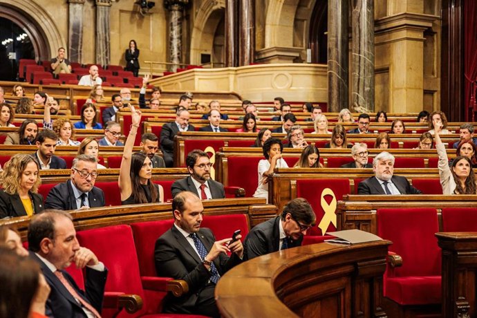 Archivo - El pleno del Parlament, durante una votación este jueves. Foto de archivo 