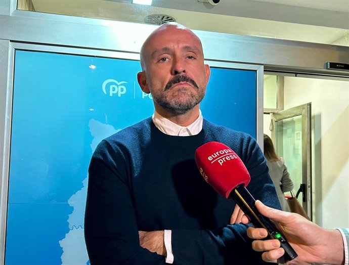 El vicesecretario de Educación e Igualdad del PP, Jaime de los Santos, en declaraciones a periodistas ante la sede del PP catalán