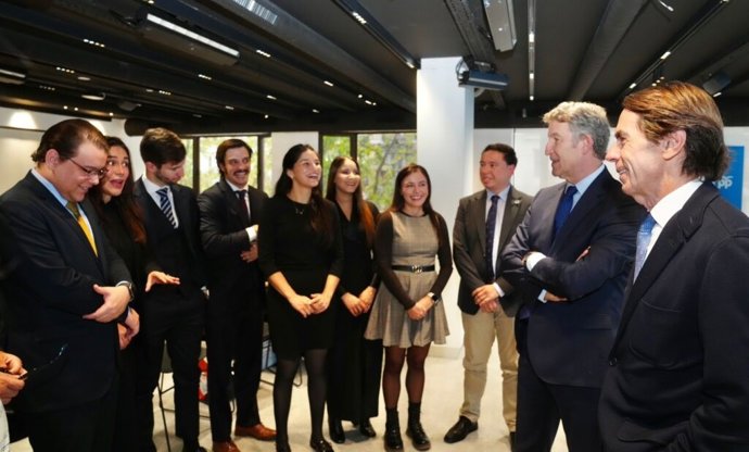 El líder del PP, Alberto Núñez Feijóo, y el expresidente del Gobierno José María Aznar en la XXIII edición del programa de formación de líderes latinoamericanos.