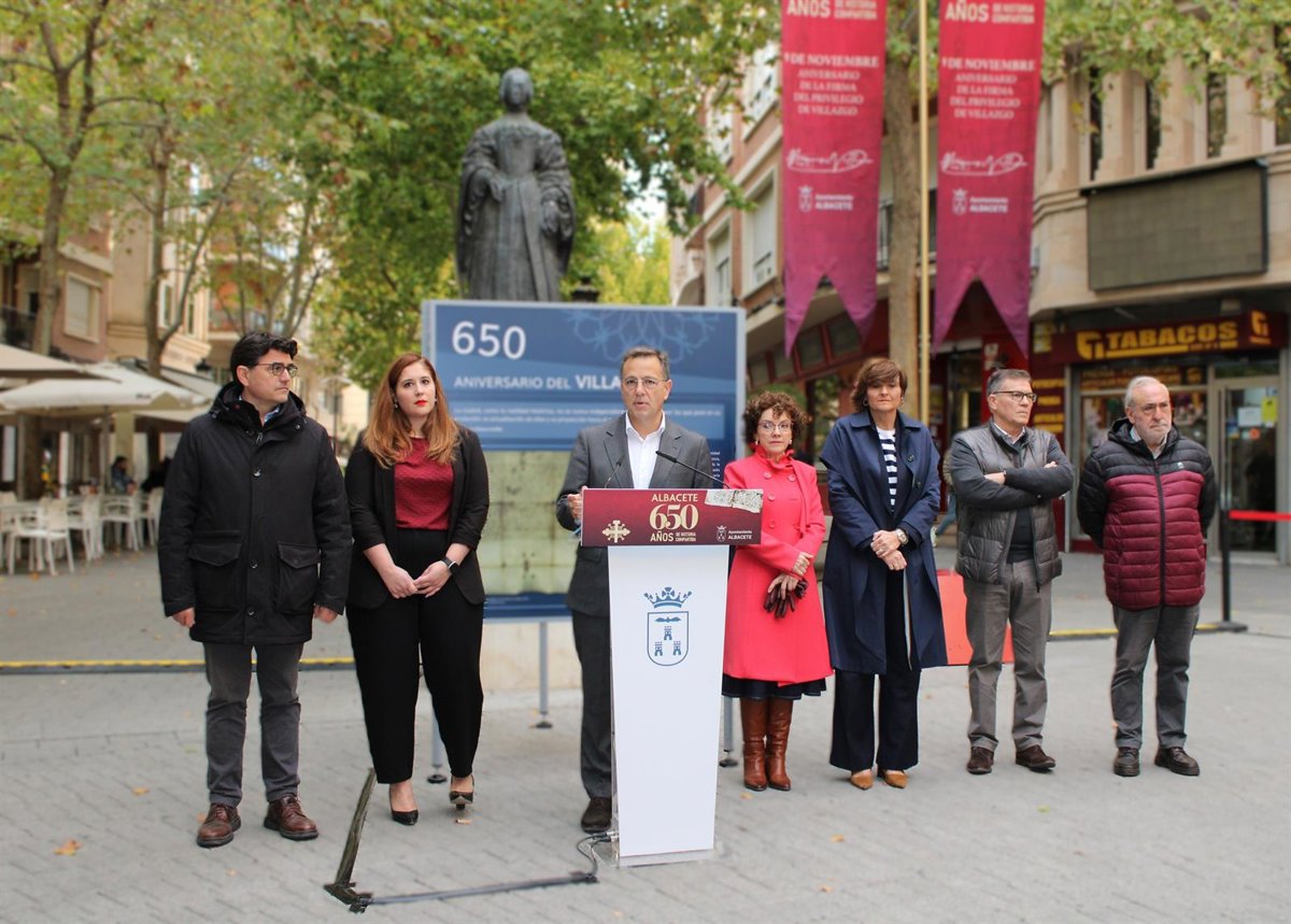 Serrano anima a visitar la exposición que recorre los 650 años de historia de Albacete en la plaza de la Constitución