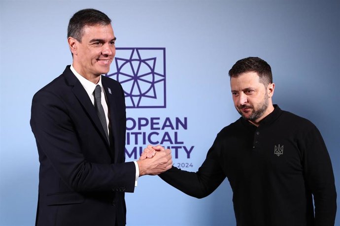 Archivo - El presidente del Gobierno, Pedro Sánchez (i), y el presidente Ucrania, Volodímir Zelenski, posan a su llegada al Palacio de Blenheim, a 18 de julio de 2024, en Woodstock, Oxfordshire (Reino Unido). El presidente del Gobierno español, Pedro Sánc