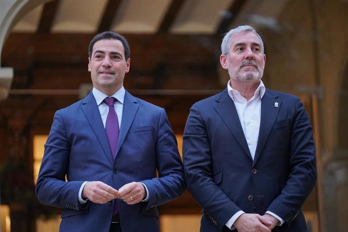 Archivo - El lehendakari, Imanol Pradales (i), se reúne con el presidente de Canarias, Fernando Clavijo (d), en el Palacio de Ajuria Enea, a 12 de diciembre de 2024, en Vitoria-Gasteiz