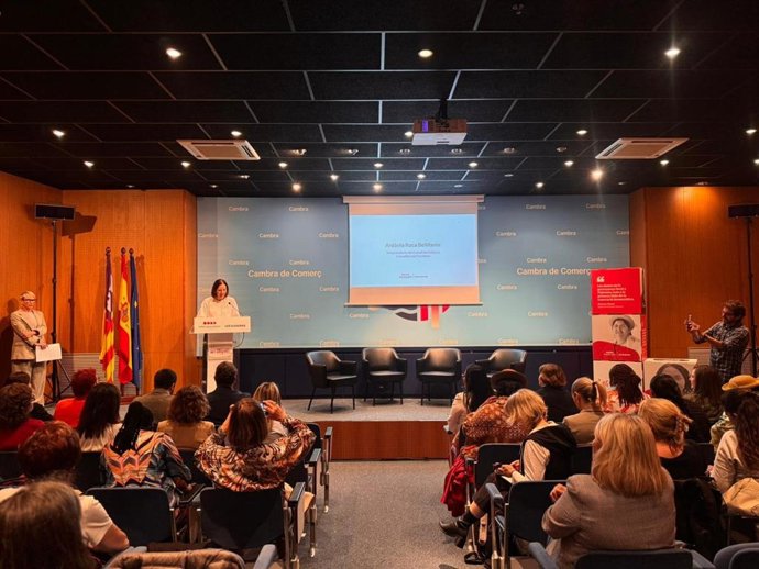 La vicepresidenta y consellera insular de Cultura y Patrimonio del Consell de Mallorca, Antònia Roca, inaugura el II Encuentro Internacional de Mujeres Electas.