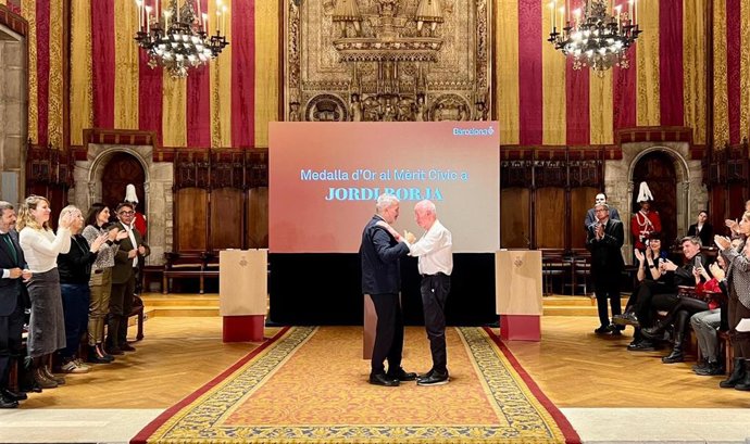 El alcalde de Barcelona, Jaume Collboni, entrega la Medalla de Oro al Mérito Cívico del Ayuntamiento de Barcelona al exconcejal y urbanista Jordi Borja