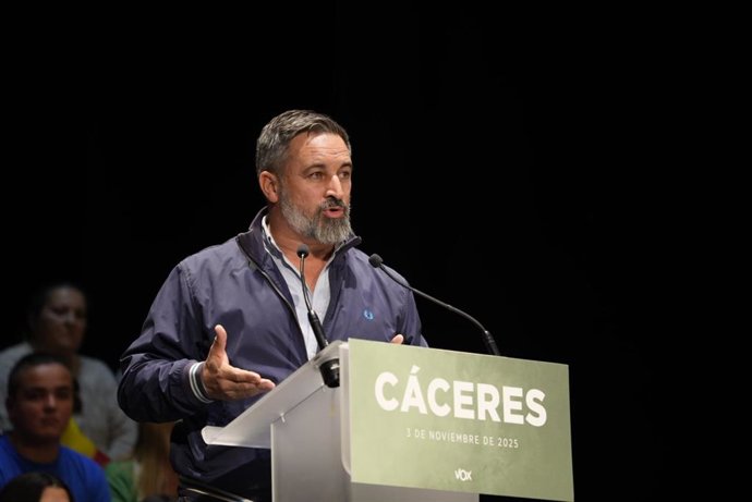 El presidente de Vox, Santiago Abascal, participa en un acto público, en el Gran Teatro, a 3 de noviembre de 2025, en Cáceres, Extremadura (España).