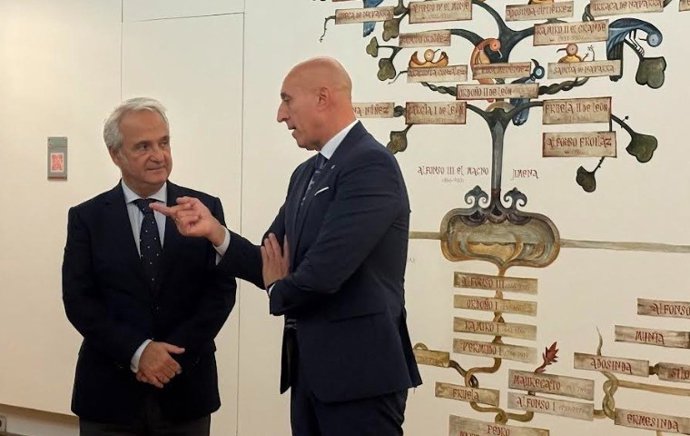 El alcalde de León recibe al presidente del Tribunal Superior de Justicia de Asturias, jesús María Chamorro