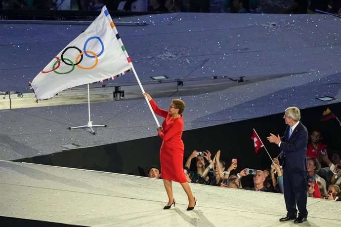 Archivo - Karen Bass, alcaldesa de Los Ángeles, ondea la bandera olímpica.