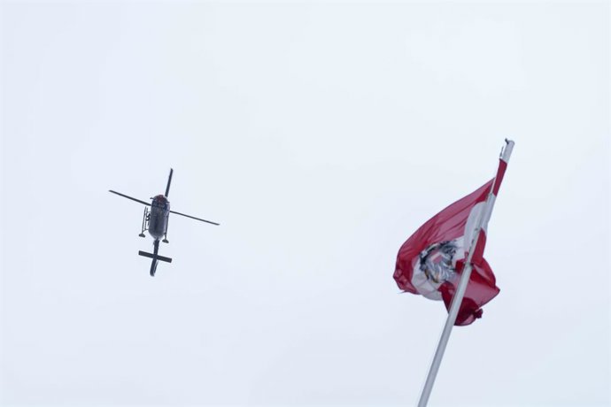 Archivo - June 16, 2025, Vienna, Vienna, Austria: Police helicopter is seen shortly before visit of VOLODYMYR ZELENSKYY in Vienna.,Image: 1011404978, License: Rights-managed, Restrictions: , Model Release: no, Credit line: Andreas Stroh / Zuma Press / Con