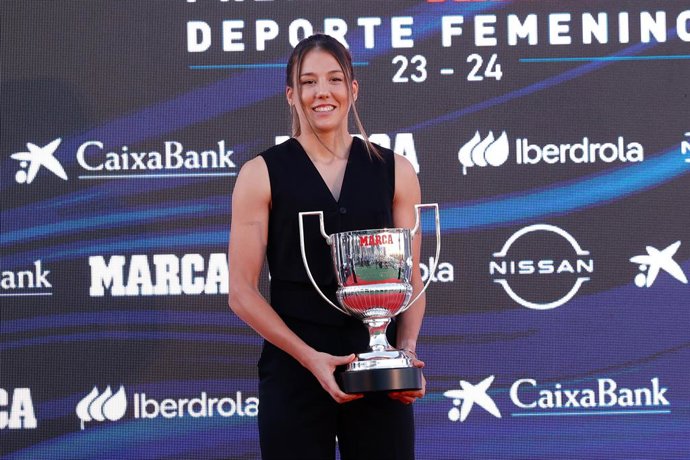 Archivo - Olatz Rivera receives an award during the MARCA Women's Sports Awards gala at the Hippodrome de la Zarzuela on September 30, 2024 in Madrid, Spain.