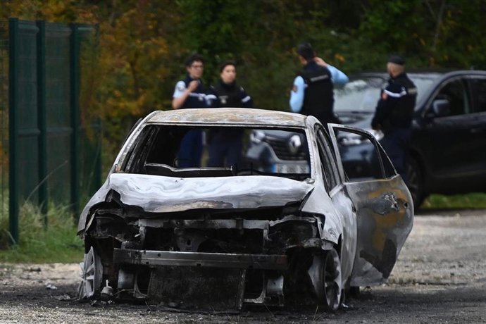 Agentes franceses acordonan la zona donde se encontró un coche calcinado tras un incidente en el que un vehículo atropelló deliberadamente a peatones y ciclistas en la isla francesa de Oleron