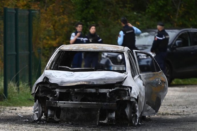 05 November 2025, France, Saint-Pierre-D?oléron: French gendarmes secure an area where a burnt car was found in Saint-Pierre-d'Oleron, following an incident in which a car deliberately rammed into pedestrians and cyclists on the French Atlantic island of 