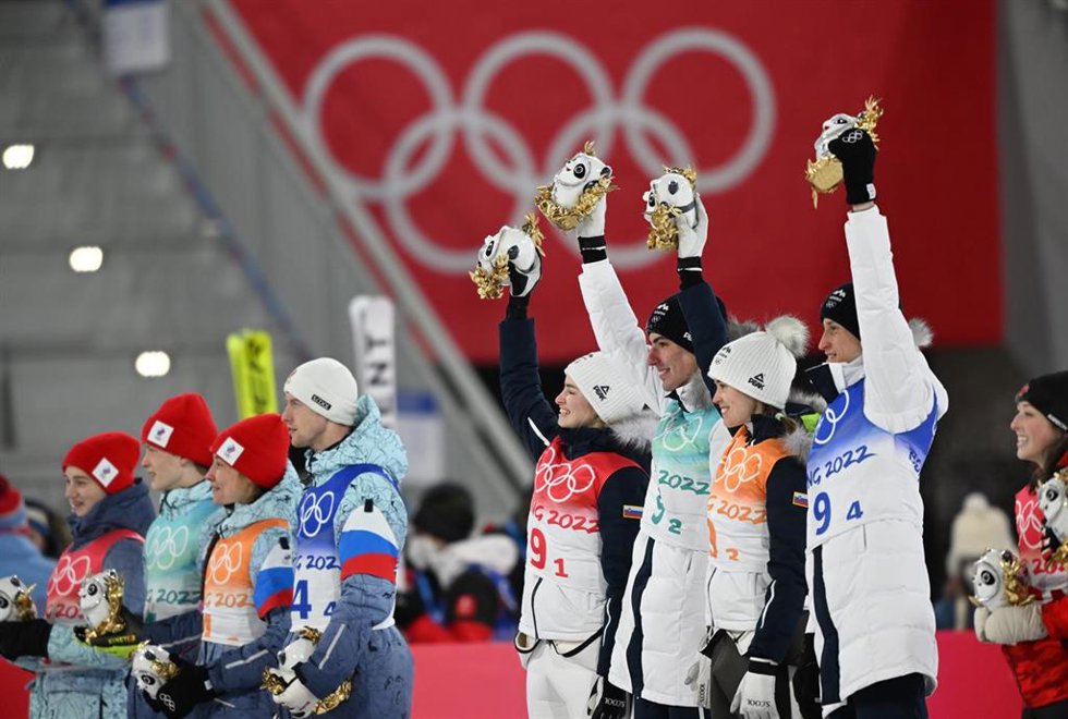 Archivo - 07 February 2022, China, Zhangjiakou: Second-placed team Russia (L) and winning team Slovenia celebrate on the podium after the end of the mixed team Ski Jumping event at the National Ski Jumping Center during Beijing 2022 Winter Olympic Games