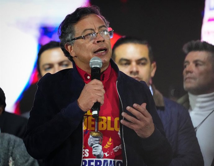 BOGOTÁ, 25 de outubro de 2025 -- O presidente colombiano Gustavo Petro (frente) discursa durante um comício na Plaza de Bolivar em Bogotá, capital da Colômbia, em 24 de outubro de 2025. Na sexta-feira, o governo Trump impôs sanções ao presidente colombian