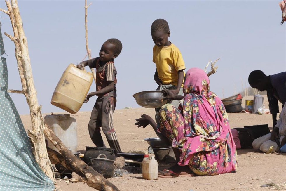 Archivo - Niños ayudan en la preparación de comidas en un campamento de desplazados en El Fasher, en la región de Darfur del Norte, Sudán