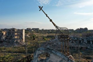 Archivo - Ruinas de una iglesia ortodoxa en Maryinka, al noroeste de Donetsk, en el este de Ucrania