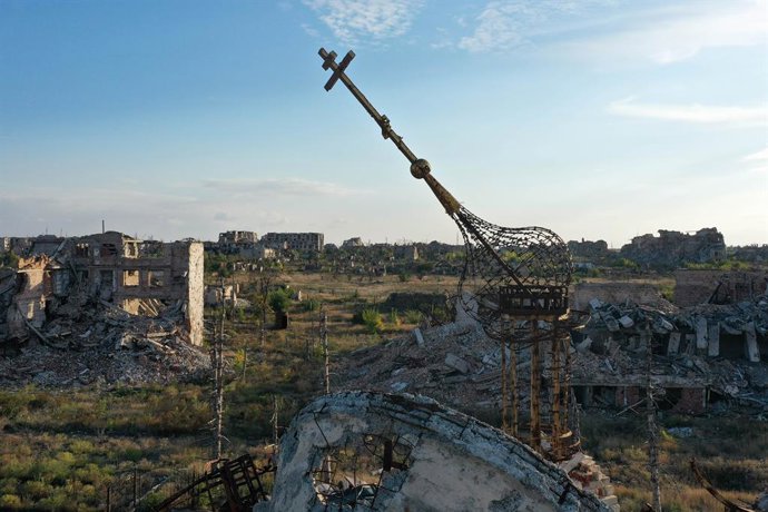 Archivo - RUSSIA, DONETSK PEOPLE'S REPUBLIC - SEPTEMBER 19, 2025: The ruins of an Orthodox church lie in Maryinka, northwest of Donetsk