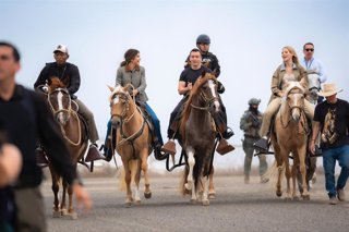La secretaria de Seguridad Nacional de Estados Unidos, Kristi Noem, monta a caballo junto al presidente de Ecuador, Daniel Noboa, y la primera dama, Lavinia Valbonesi, en su visita a Ecuador para estudiar el establecimiento de bases estadounidenses